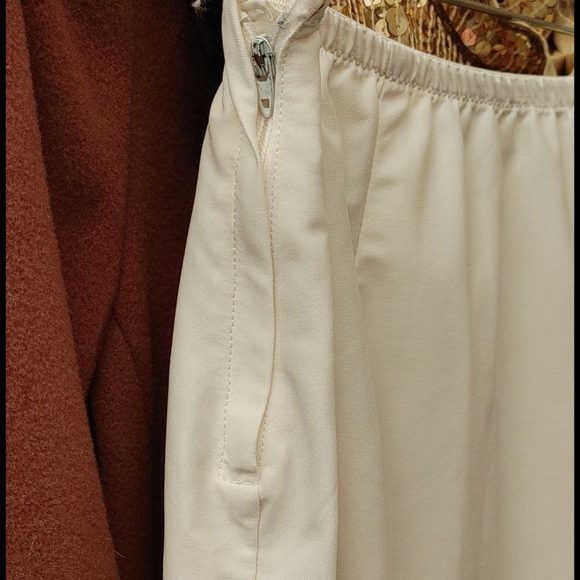 ANOTHER VINTAGE beige half slip with scalloped hem.   Get it outta my li… - Picture 9 of 9